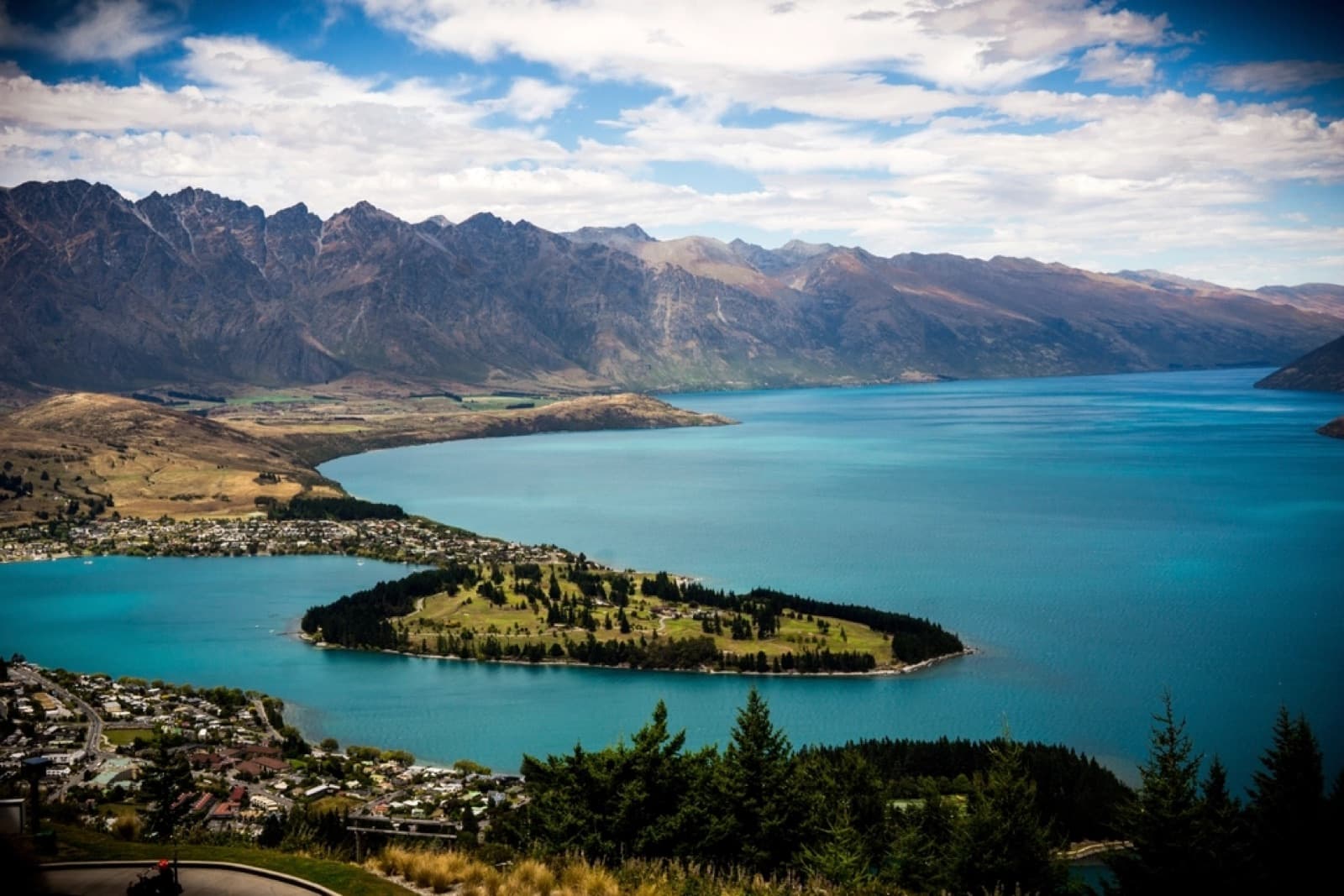 Lake and mountains in Queenstown, New Zealand